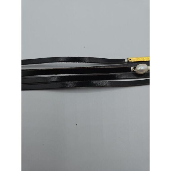 NAKAHOL leather strands adorned with freshwater pearls and gold-toned ACCENTS - Picture 4 of 16